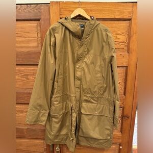J. Crew NWT men’s trench style rain coat. Size XL.